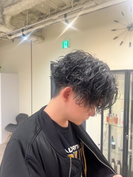 ユニ 江坂(Uni.) ツイストスパイラルパーマ　センターパート 　マッシュパーマ