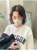 くるくる　ミディアムパーマ　スパイラルパーマ　暗髪　前髪なし
