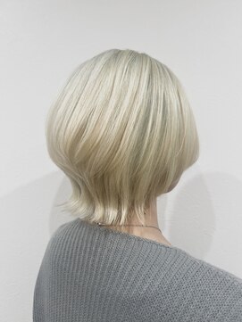 イリス(Iris) ホワイトカラー×ショートウルフ