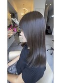 サラ艶なロングヘアグレージュ