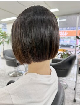 サロンドニケ オイルストレートでパッツンボブ自然な丸みでナチュラルスタイル