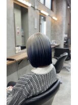シア(XIA) ホワイト×ネイビー