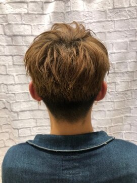 ミーティア バイ クアトロ(Meteor By QUATRO) メンズハイトーン刈り上げスタイル