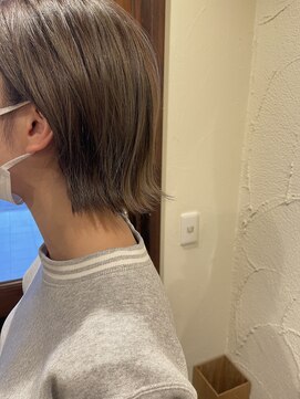 フランジェッタヘアー(Frangetta hair) シルバーアッシュの外ハネボブ