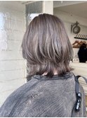 ブリーチ一回外ハネくびれボブシルバーグレージュヘアカラー