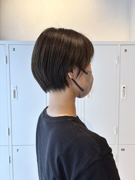 フィーカ(fika) えりあしタイトなショート×オリーブベージュ