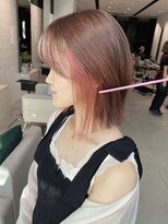 ステア ケース(stair case)&nbsp;インナーカラーが映える　結べるボブ　外ハネミディアム