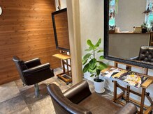 アジル(asile)の雰囲気（セット面は2席のみ。マンツーマンでゆっくり過ごして頂けます。）