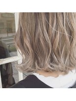 ハニーマスタード(HONEY MUSTARD)&nbsp;ケアブリーチハイライトを入れ続けた３Dカラーホワイトベージュ