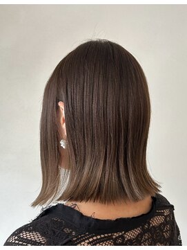 クベル(Kuvel) 外はねボブ+グレーベージュ