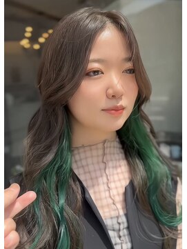 ベレッタ 松井山手店(veretta.) インナーカラー/ウェーブロング/センターパート/グリーン/緑