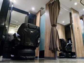 ヒロギンザ 神田店(HIRO GINZA)の写真/【神田駅東口15秒】ゆったりとした半個室のプライベート空間で、周りを気にせずサロンタイムを―。<理容室>