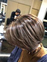 ミスエッセンス(MISS ESSENCE) ハイライトでも艶やか明るい白髪ぼかし染め/ミスエッセンス山田