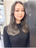 韓国風レイヤー　顔周りカット　センターパート　アッシュカラー