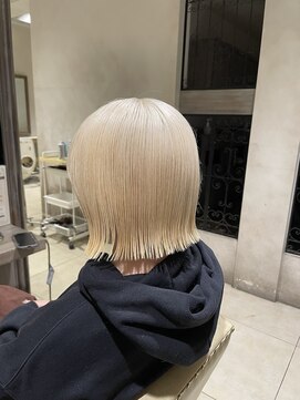ジーナ 高槻(Zina) ホワイトブロンド×外ハネボブ