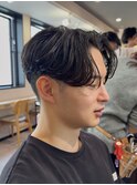 メンズナチュラルパーマフェザーショート毛流れセンターパート