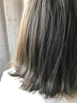 カットゥー(Cutto) アッシュグレー外ハネ切りっぱなしボブ☆