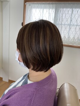 つくし トータルビューティー 30代/40代/50代　白髪を活かす極細ハイライト×丸み艶ボブ