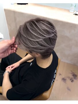 ヌエン 渋谷(NU/EN) メンズブロンドシャドールーツ