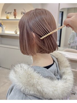 切りっぱなしボブ ピンクベージュ