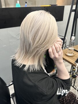 ギークス(GEEKS) 【GEEKS渋谷】センターパートウルフ/ホワイトブロンド/ブリーチ