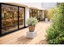 銀座でテラスがある、特別な美容室で贅沢な時間を過ごしませんか？クーポンはリーズナブルで毎月通える！