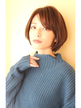 レウナ 外苑前(Reuna) 30代40代50代　カットで決まる大人可愛いショート　襟足すっきり