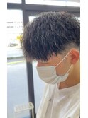 ツイストパーマ前下がりメンズマッシュ刈り上げツーブロック