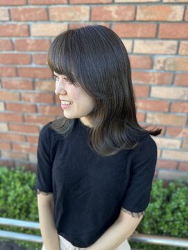 アン アオヤマ(Ann AOYAMA) ふわっとミディアム/切りっぱなし/透明感/グレージュ