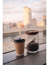 北浜の絶景と、挽きたての薫り。最高の一杯を追求した「KONOKAオリジナル珈琲」の贅沢。