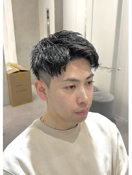 ボンドストーリーホワイト(BondStory White) 【MEN'S大人垢抜け】ピンパーマ×アップバングショート