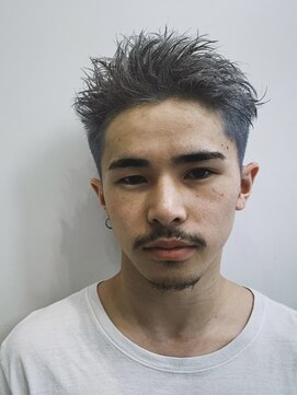 クオル 立川(QOL) シルバーアッシュホワイト刈り上げビジネスショート無造作パーマ