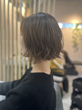 ウル(Ulu') 前下がりボブ