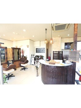 ゆったりとした空間で、少人数だからこそできる丁寧なカウンセリングと施術で、理想のスタイルを叶えます。