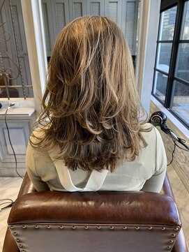 シャル 辻堂(shalu) 外国人風バレイヤージュハイライト×ミディアムレイヤー