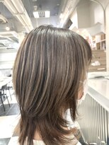 テテ(TETE)&nbsp;白髪ぼかし×筋感ハイライト×ミディアムレイヤー