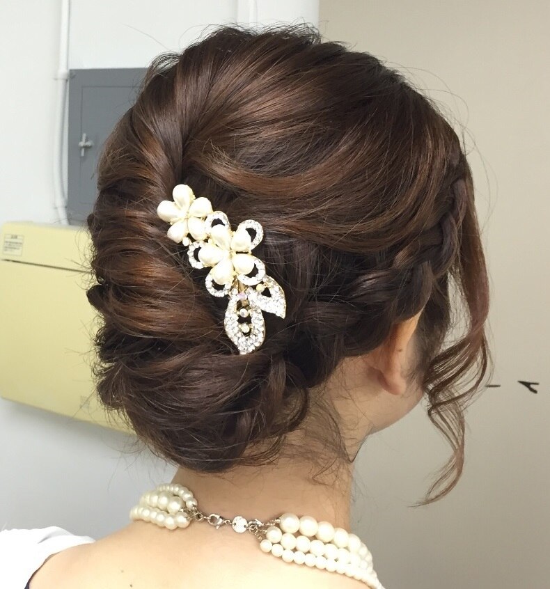 変形夜会巻きに編みこみとバレッタを沿えて Hair&Make ZEN：L002815916