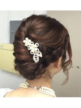 ヘアアンドメイク ゼン ヨコハマ(Hair&Make ZEN YOKOHAMA) 変形夜会巻きに編みこみとバレッタを沿えて Hair&Make ZEN