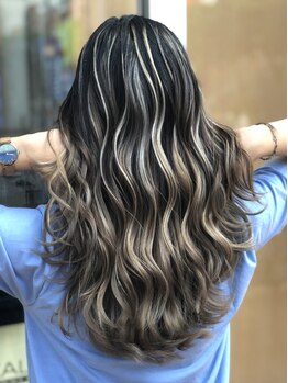 人気のインナーカラーやハイライトなど、デザインカラーならお任せください。大人女性の脱白髪染めも！