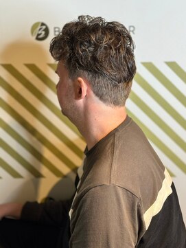 バーバーバー アカバネ(BARBER-BAR AKABANE) 外国人くせ毛を生かしたビジネス向きショートスタイル #2