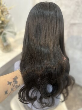 ラビス(Lovis) 黒髪カタログ/ボブルフ/ネビージュ/小顔に見せるヘア/ワンレン