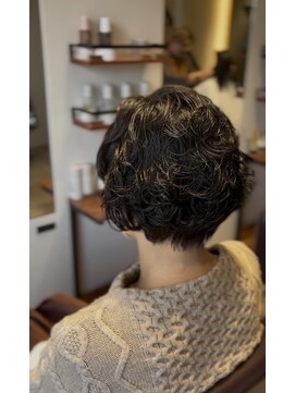 ブル(b.u.l.l.) 【レイヤー×パーマで立体的なショートに】