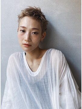ヤーン(YARN) ベージュカラーとベリーショート