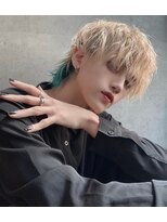 シン(syn) 前髪長め ハイトーンウルフ インナーカラーグリーン