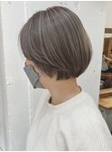 グレージュカラーの立体感ハイライト&ショートスタイル