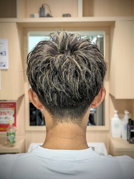 リバティシェアバーバー 銀座(LIBERTY SHARE BARBER) 耳スッキリショート/スパイラルパーマ