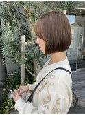 柔らかグレージュ×ぱつっとボブ
