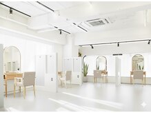 オリンテ バイ レシッド 表参道(orente by rcid)の雰囲気（白を基調とした落ち着いた店内は自然光が入る気持ちの良い空間♪）