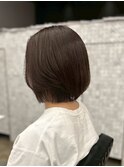 内に入る丸み×面ツヤの“前下がりラインボブ