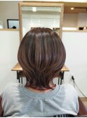 美シルエットのミディアムウルフスタイル。
